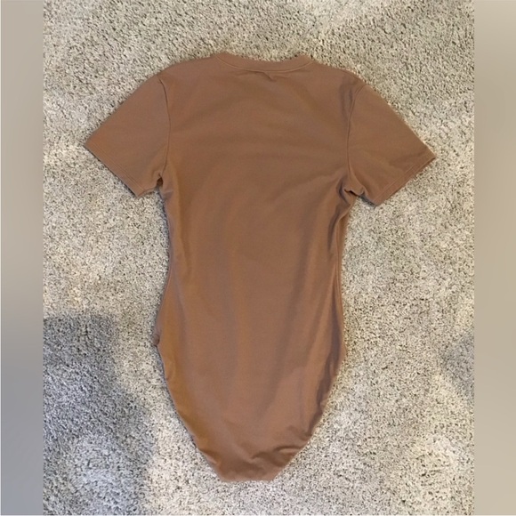 NWT SKIMS Tshirt bodysuit in Sienna - Picture 6 of 7